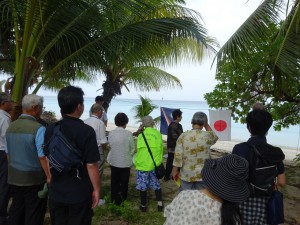 マロエラップ環礁を望んで慰霊祭を挙行