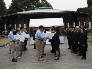 派遣団から厚生労働省へ遺骨が引き渡される