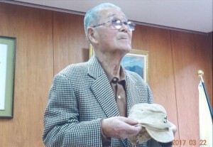 遺品の帽子を受け取った甥の亀石清さん