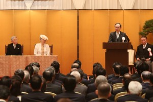 安倍晋三内閣総理大臣の祝辞を代読する菅官房長官