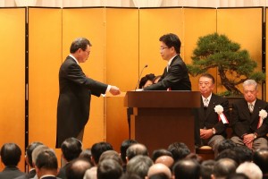 加藤勝信厚生労働大臣より感謝状が贈られた