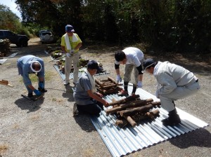 焼骨式の準備をする団員=マリアナ諸島