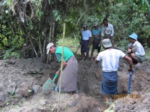 カレワで現地住民の協力を得て、埋葬地の試掘を実施