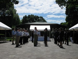 千鳥ヶ淵戦没者墓苑での引渡式で、各派遣団から厚生労働省へ遺骨が引き渡された