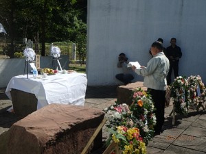 「インド平和記念碑」前での追悼式で追悼の辞を読み上げる遺族代表