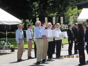 派遣団から厚生労働省へ遺骨が引き渡される