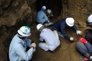 壕入口付近で土砂を取り除き、遺骨の収容に従事する団員