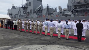 ガダルカナル島ホニアラ港で、護衛艦「さざなみ」の前での遺骨引渡式