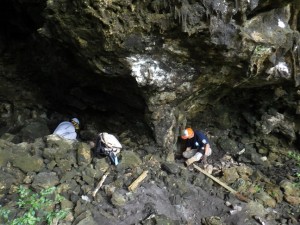 サイパン島バンザイクリフの洞窟付近で遺骨を捜索する団員