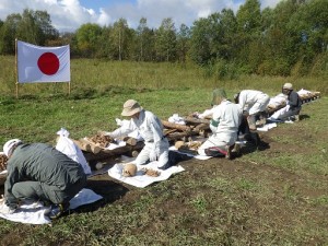 焼骨式の準備をする団員＝９月８日、ソールネチヌイ地区ゴリン村で