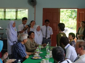 日本語を学ぶサバの中高生らと談笑する団員