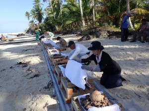 ウォッゼ島の海岸で焼骨式の準備を行う団員