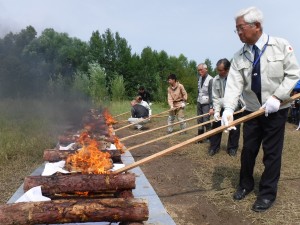 収容した遺骨を荼毘に付す団員（ハバロフスク地方第１次派遣）