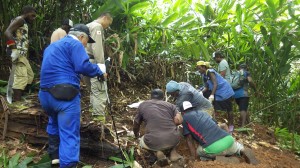 カバリで派遣団が立ち会い現地住民協力のもと、埋葬されていた遺骨を収容