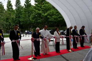 内覧会でテープカットを行う宇田川本会副会長（右から2人目）