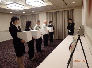 遺骨を捧持して仮安置する派遣団員=KKRホテル東京で