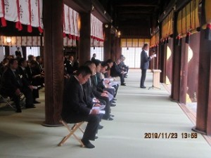 靖国神社への奉告参拝で祭文を奏上する辻正人青年部長