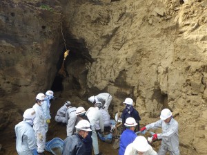 北観音付近の壕での収容作業に従事する団員