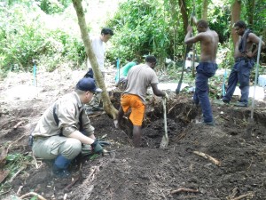 ガダルカナル島のママラ川中流付近で作業に従事する団員ら