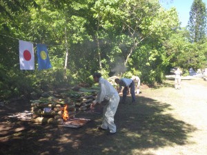 ペリリュー島で焼骨式を執り行い、ご遺骨を荼毘に付す団員