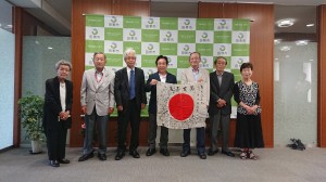 愛知県田原市田原福祉センターで日章旗を受け取った甥の喜孝さん（右から３人目）