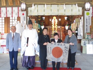 日章旗を受け取った妹の三浦シズヱさん（右から２人目）