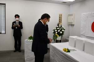 ３月２５日、拝礼式で献花する水落会長