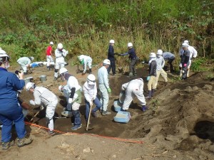 壕から排出した土砂の中から遺骨を捜索する団員=硫黄島南部落付近で