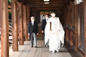 「みんなで靖国神社に参拝する国会議員の会」を代表して昇殿参拝した尾辻会長と水落事務局長