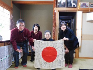 日章旗を受け取った玉田光子さんとご親族