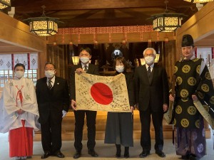返還された日章旗を持つ後藤辰徳さん=１月16日、大分県護国神社で