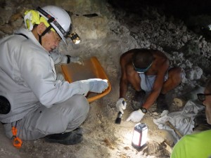 洞窟内で遺骨の捜索にあたる団員と現地協力者=マリアナ諸島テニアン島で